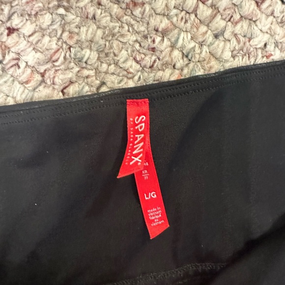 SPANX Classic Black Leggings - Picture 2 of 3